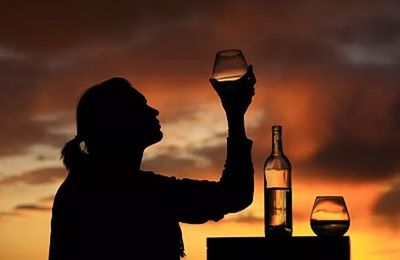 人生两杯酒:一杯敬过往，一杯敬明天